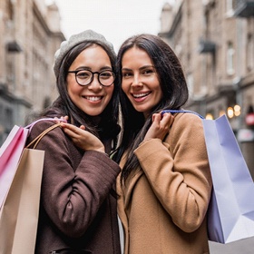 friends shopping in the city together